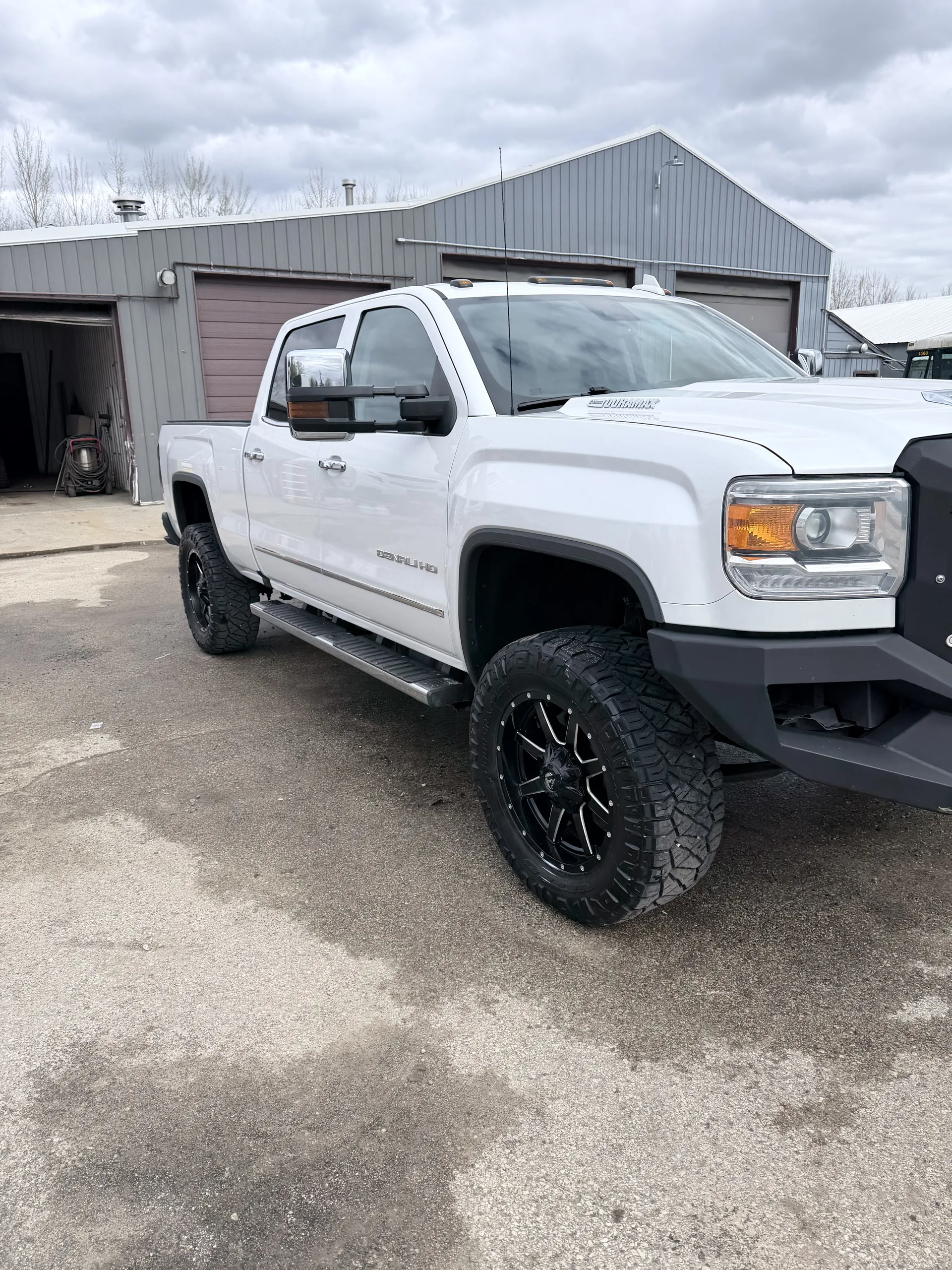 White GMC Sierra 2500 HD exterior